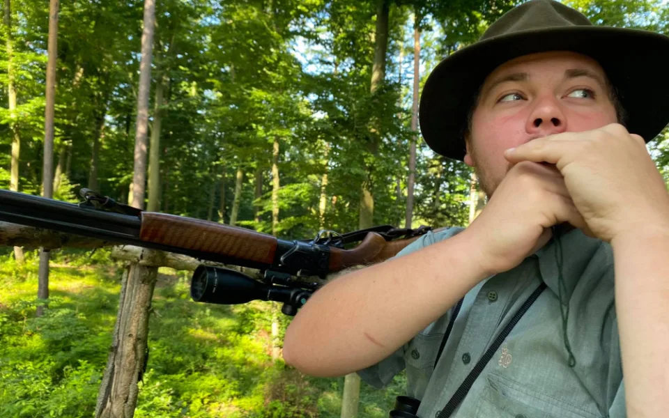 Říje srnců je v plném proudu, myslivci si hrají na srnky