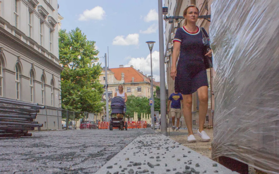 V brněnském centru pokládají novou kamennou dlažbu z Vysočiny a Jeseníků