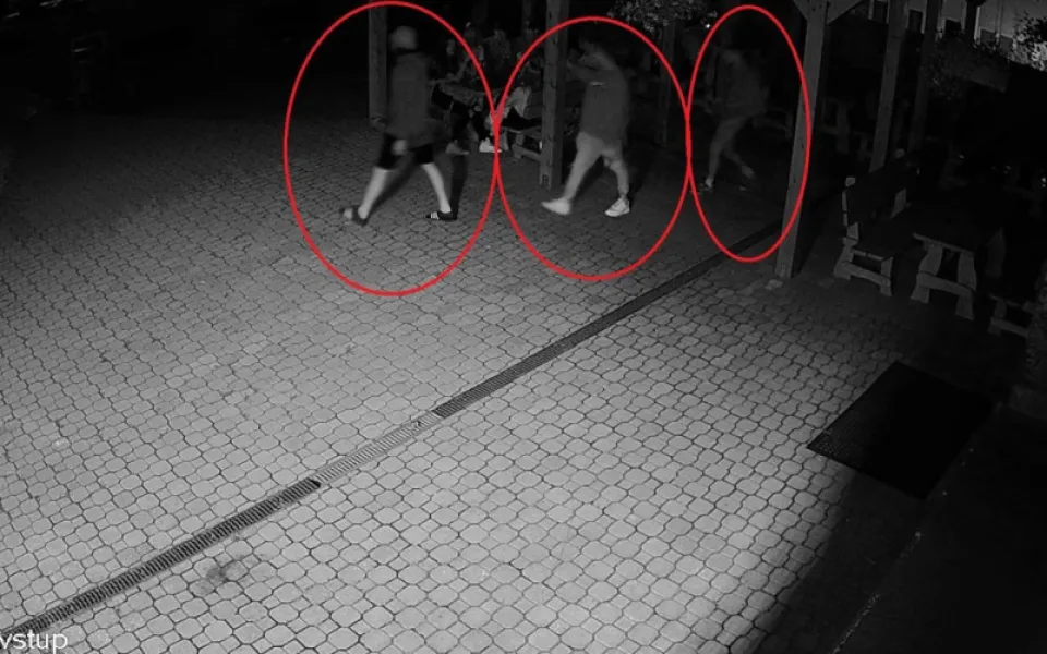 Záznam z kamery chvíli před útokem.