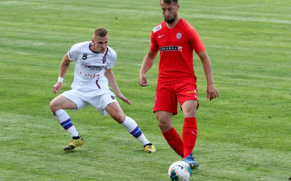 Adam Fousek (červený) v souboji s líšeňským obráncem Jeřábkem