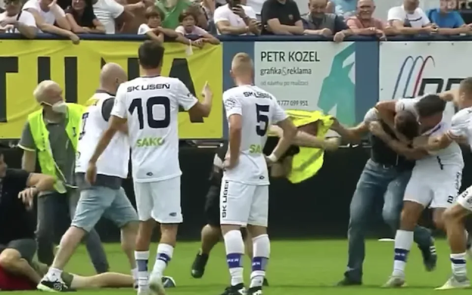 Fotbalista Silný zpacifikoval agresivního fanouška