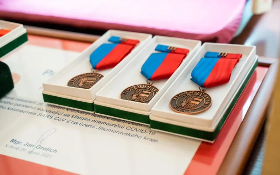 Kraj rozdal lidem diplomy za pomoc v boji s covidem