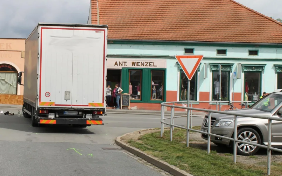 Na Brněnsku srazil náklaďák důchodce, na místě zemřel