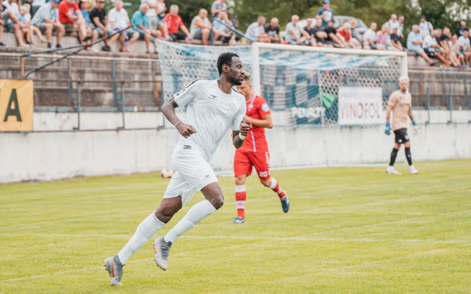 Vyškovský Ahmed Fofana má důvod k radosti, jeho tým poprvé v sezoně zvítězil