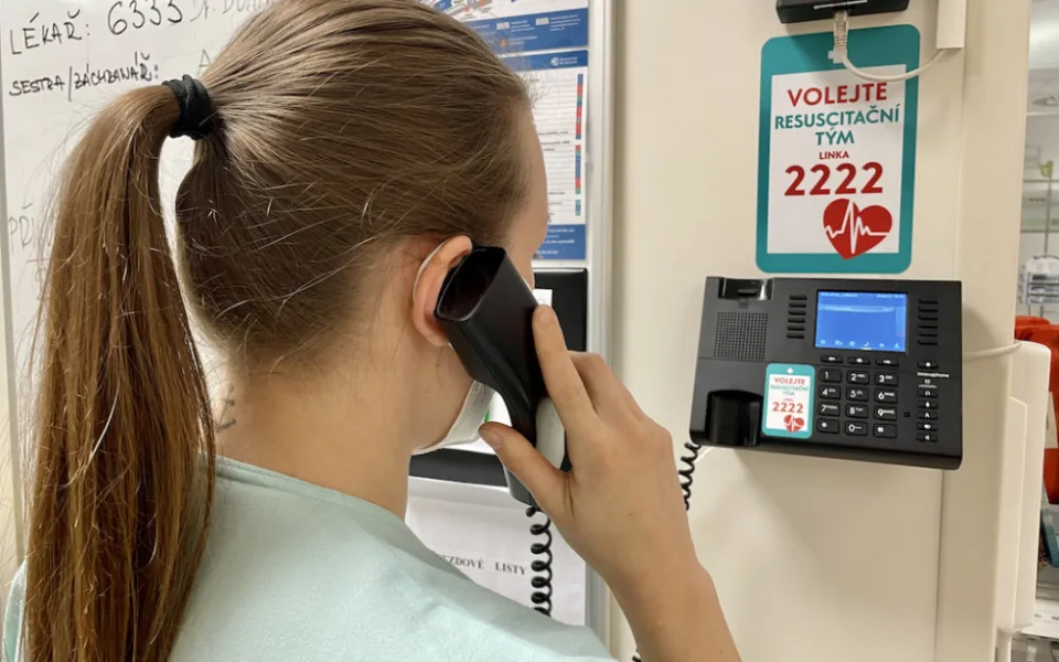 Linky jsou přetížené, nemocnice řeší desítky telefonátů kvůli třetí dávce očkování