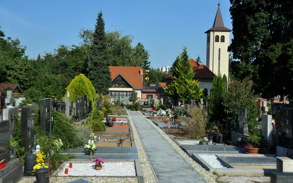 Hřbitov ve Slatině.