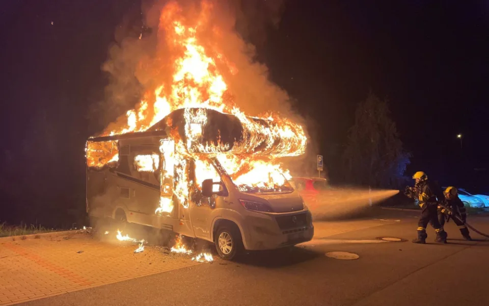 Zapálený karavan.