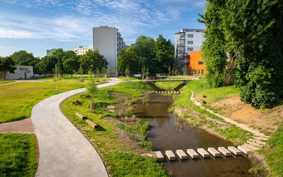 Nový park v Komárově získá jméno v anketě. Navrhovat můžete od září