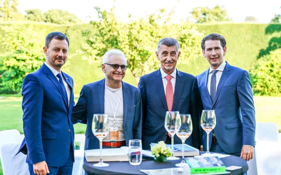 Slovenský premiér Eduard Heger (vlevo), Andrej Babiš (druhý zprava) a rakouský kancléř Sebastian Kurz (vpravo)