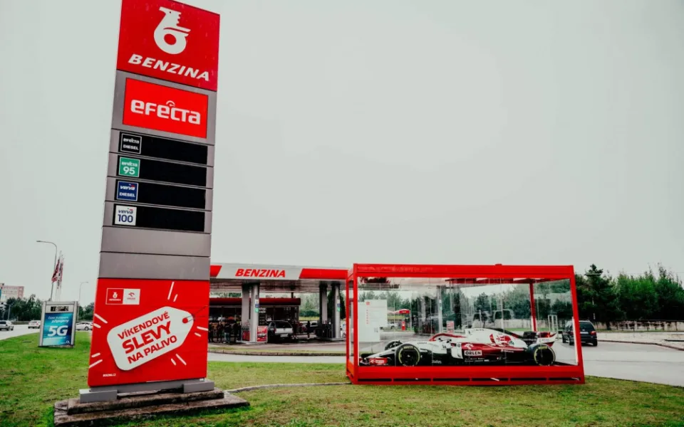 Benzina.