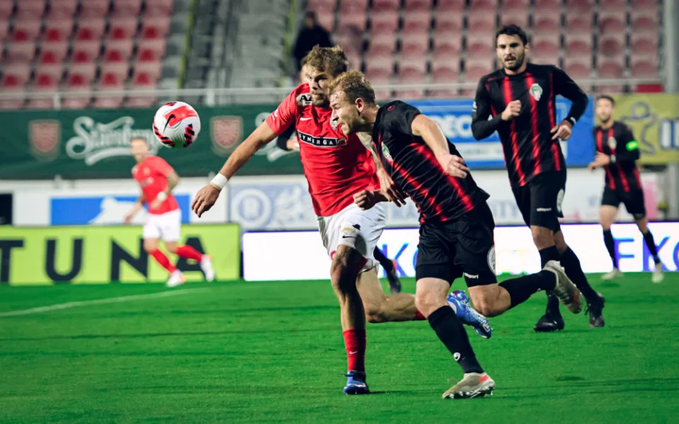 Brněnský Hladík v souboji s žižkovským protivníkem