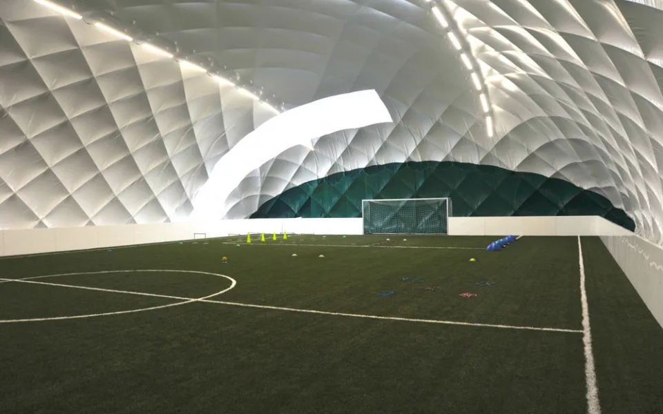 U brněnské základní školy vyrostly nafukovací sportovní haly
