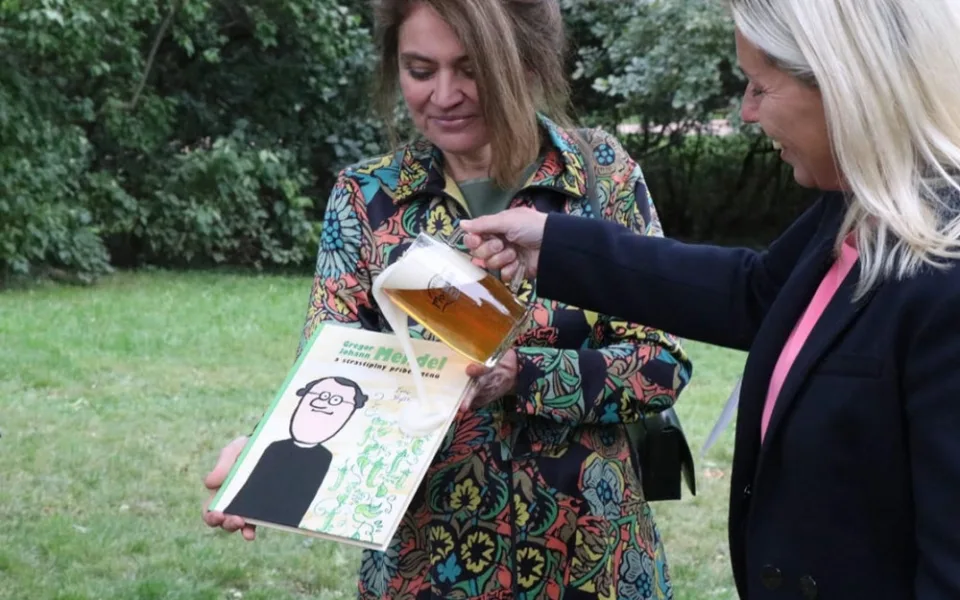 Lucie Seifertová a Danuše Nerudová při křtu nové knihy