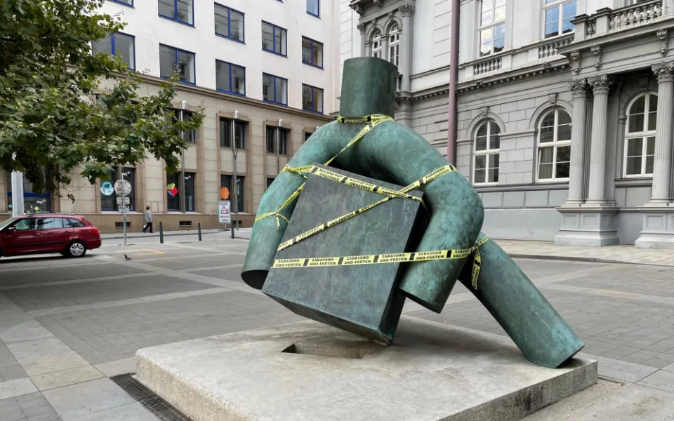 Socha Spravedlnosti před Nejvyšším správním soudem