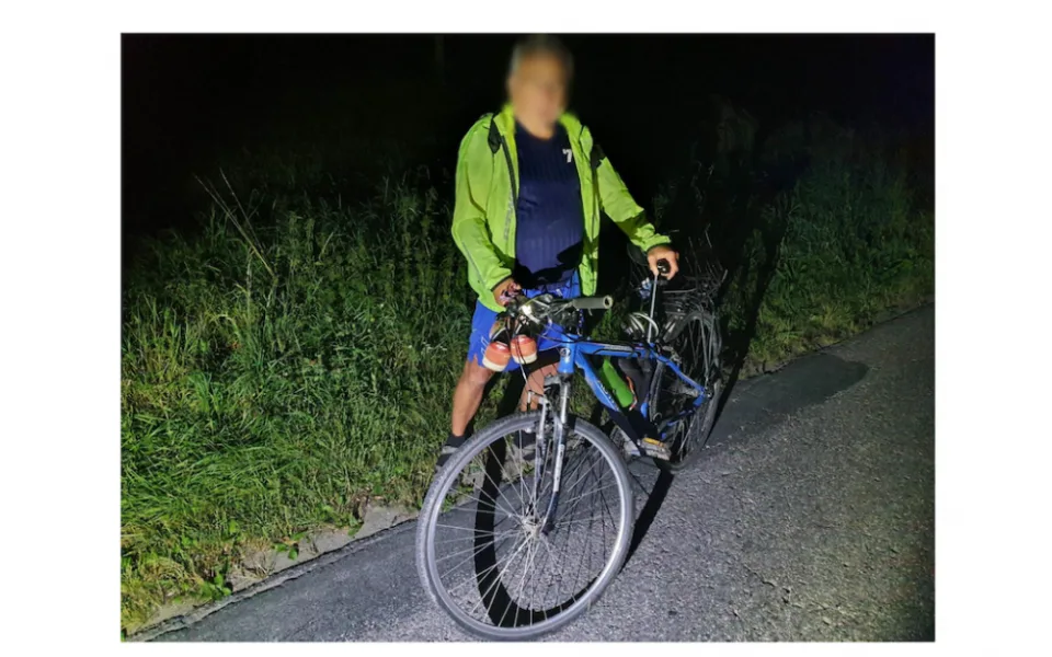 Opilý důchodce na kole si vyskakoval na policisty. Za trest jej zpacifikovali