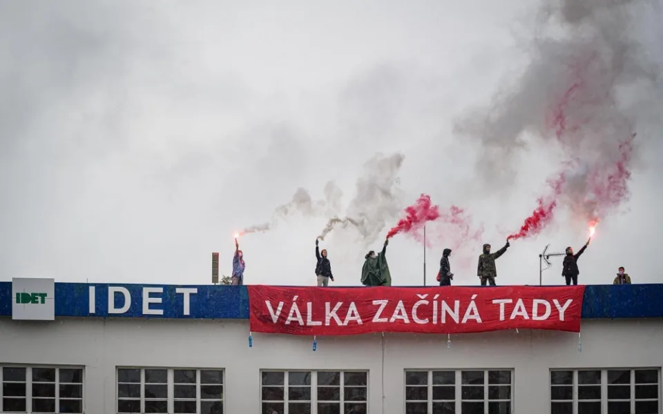 Krev v kašnách a protesty na střeše. Aktivisté brojí proti bezpečnostnímu veletrhu