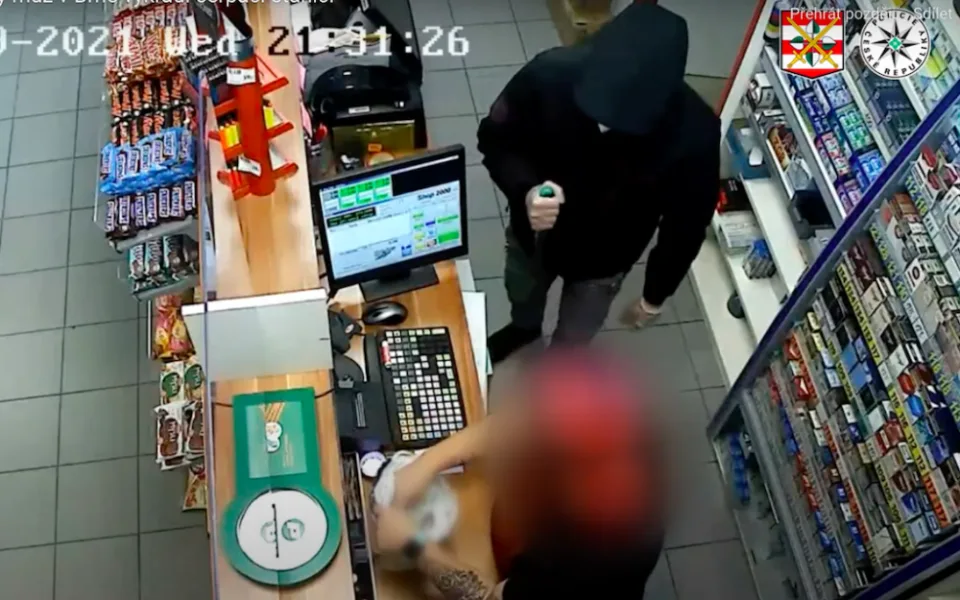 Muž s bílým respirátorem vykradl v Brně benzínku, prodavačce hrozil nožem