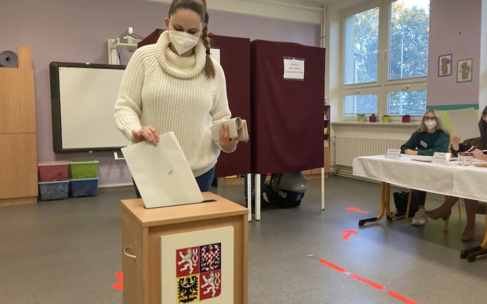 VOLBY 2021: Na jižní Moravě odvolila většina lídrů. V Brně řešili strážníci konflikt voličů s komisaři