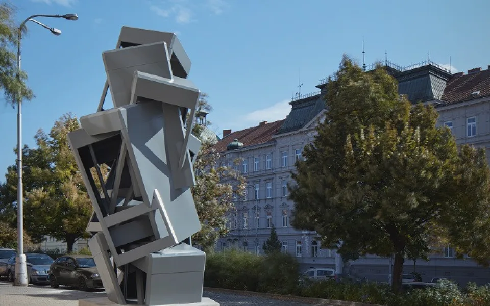 Ve Znojmě vyrostla socha připomínající věž z telefonních budek