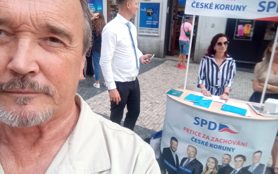 Jiří Kobza a petiční stánek.