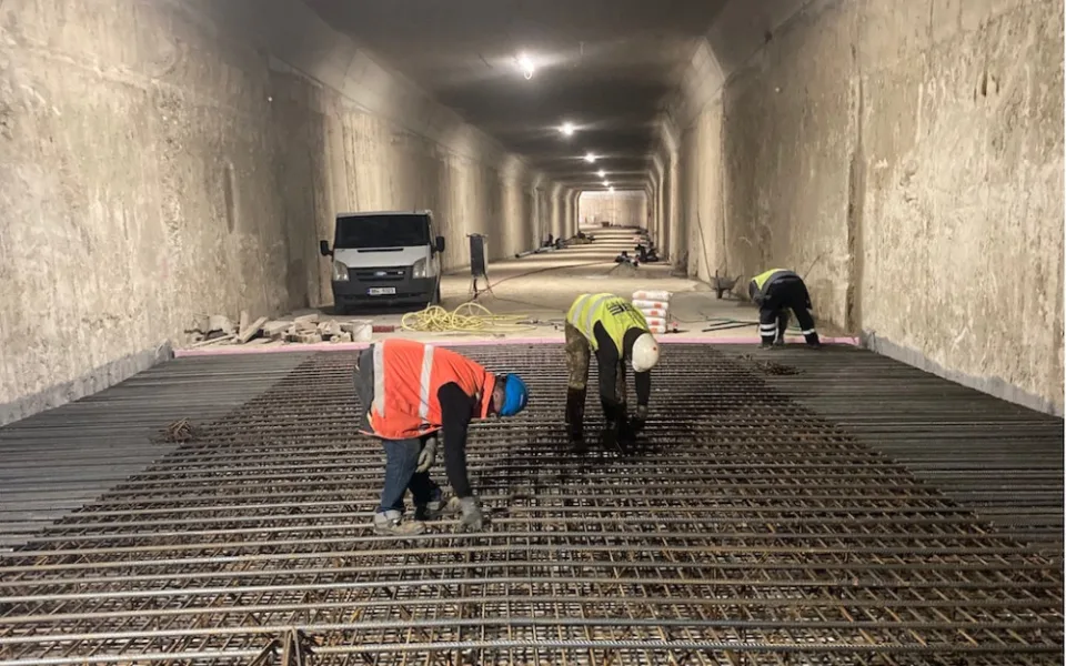 V novém tunelu pilně pracují dělníci