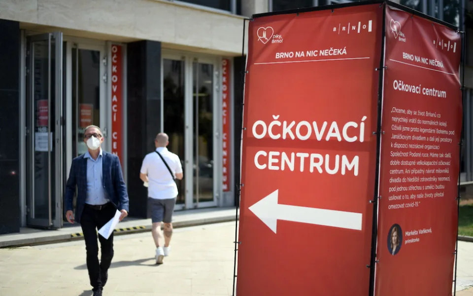Zkracuje se interval mezi druhou a třetí dávkou. Lidé ale o posilují dávku nemají příliš zájem