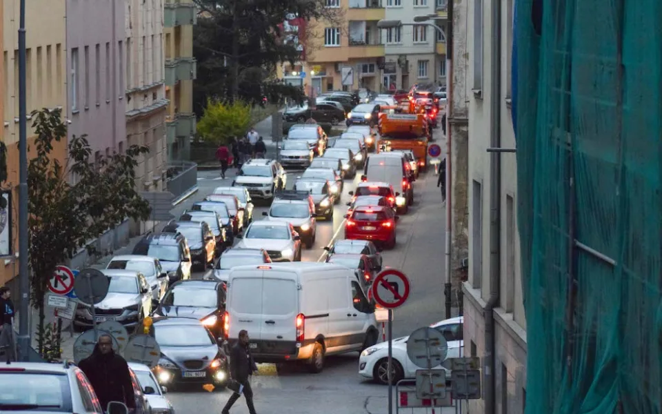 Uzavírka na brněnském Mendlově náměstí způsobila zmatky v dopravě