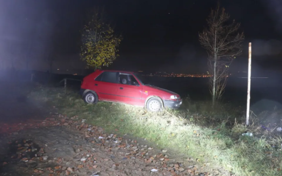 Kradené auto v blátě.