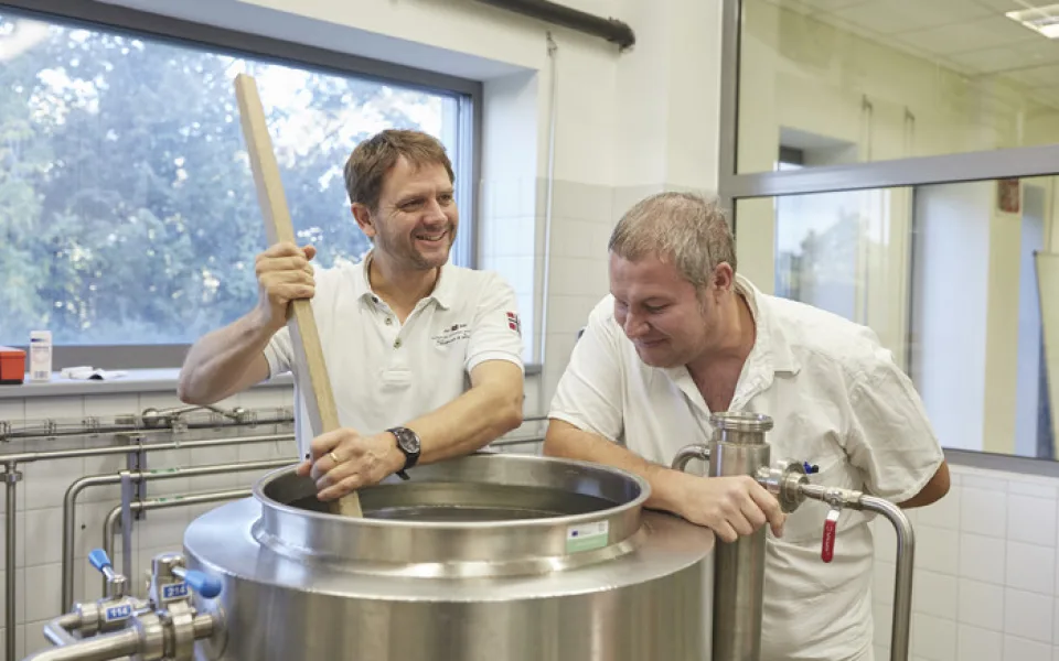 Vědci vařící pivo z chleba.