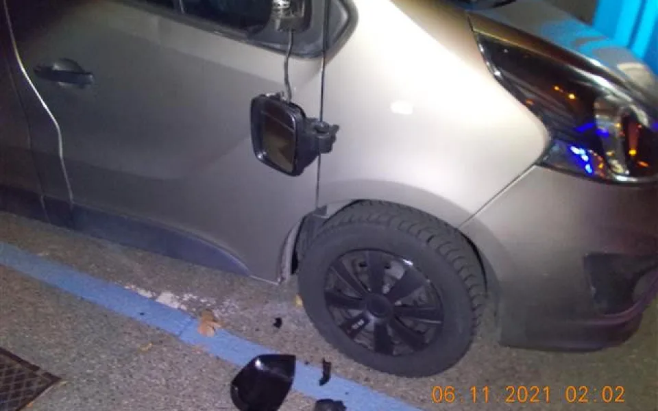 Poničené auto v Kopečné ulici
