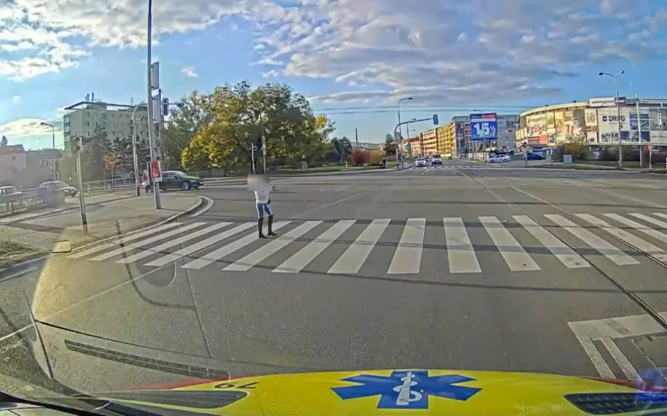 Nepozorná chodkyně na přechodu.