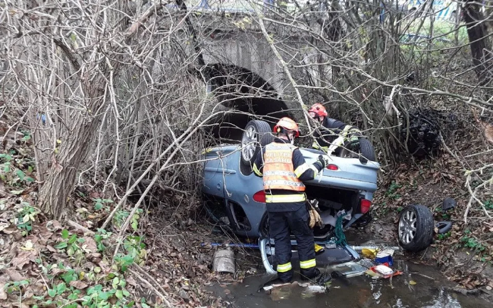 Auto při nehodě vylétlo ze silnice, skončilo na střeše v potoce
