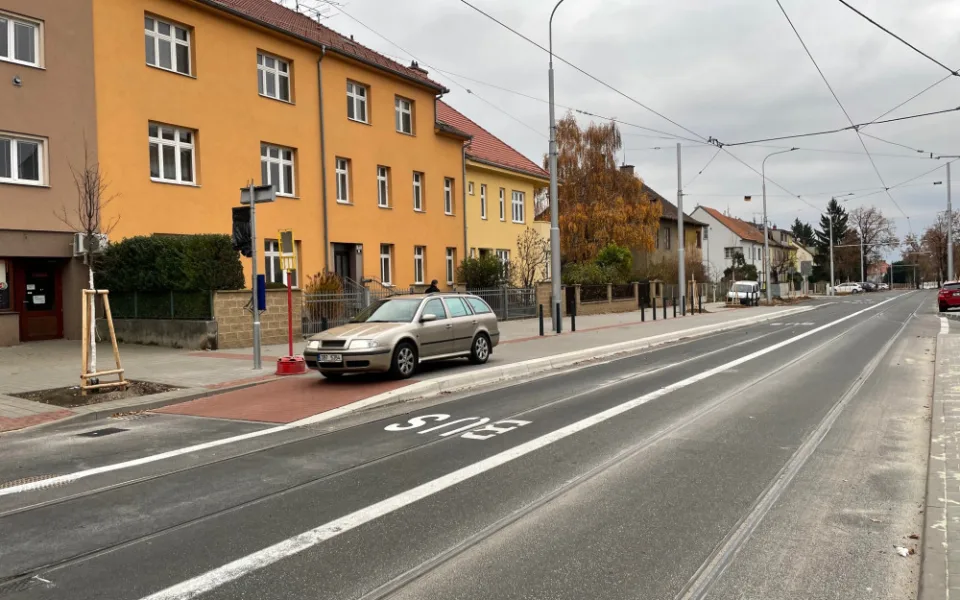 Motoristé v Brně projedou po roce Lesnickou. Přibyly stromy i vídeňská zastávka