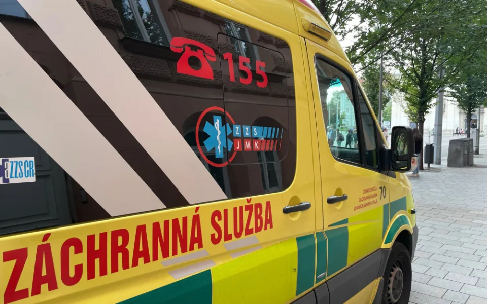 Zfetovaný muž na Brněnsku pokousal a zkopal tři záchranáře
