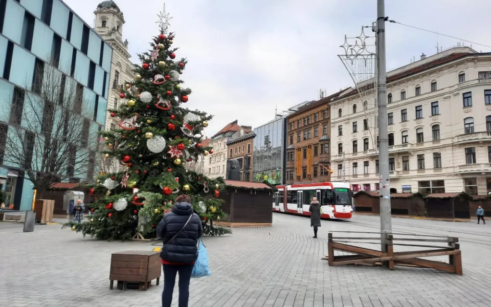 OBRAZEM: Brno se obléká do vánočního, město zdobí stromy i betlém