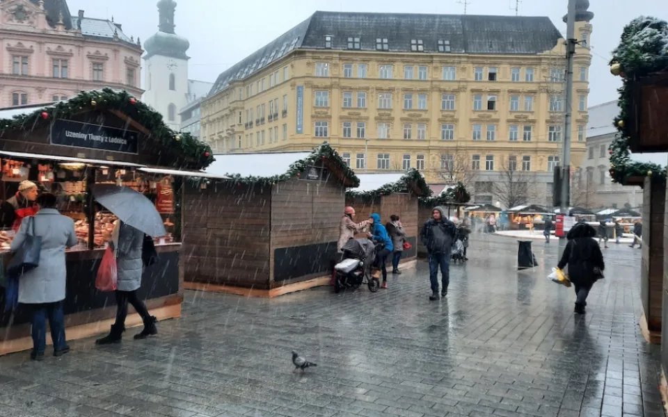 Letošní adventní trhy v Brně potrvají osm hodin. Většina stánků ani neotevřela