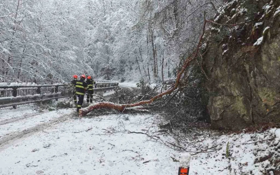Sníh na jižní Moravě komplikuje dopravu. Napilno mají i hasiči