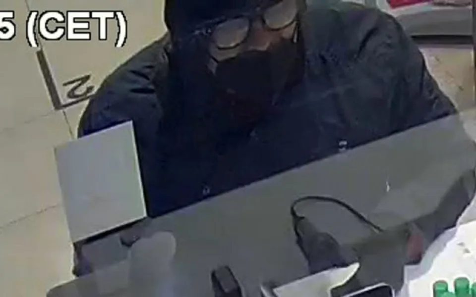 V Brně řádil lupič s pistolí. K přepadení čerpací stanice mu stačila minuta