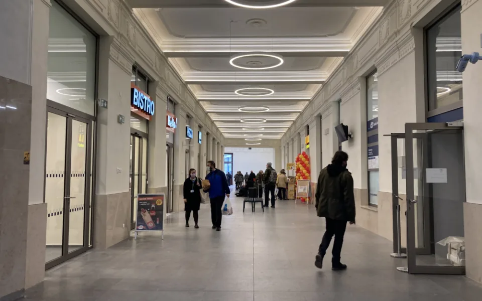 V Brně zkulturnili hlavní nádraží, přibyly lavičky i supermarket