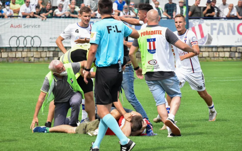 Prospěšné práce a vězení. Soud potrestal agresory z brněnského fotbalové derby
