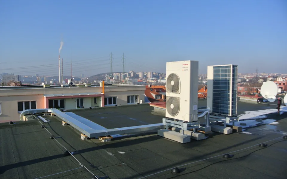  Energetický trh s prudkými výkyvy zasáhl i centrální vytápění v bytových domech. Co s tím? Hledejte nové zdroje