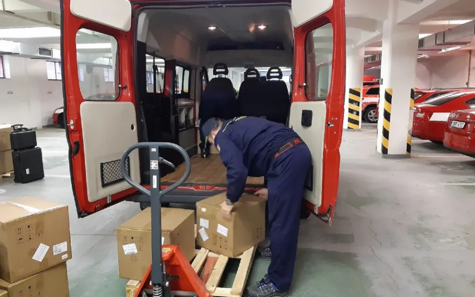 Hasiči na jižní Moravě pomáhají v nemocnicích i s rozvozy testů do škol