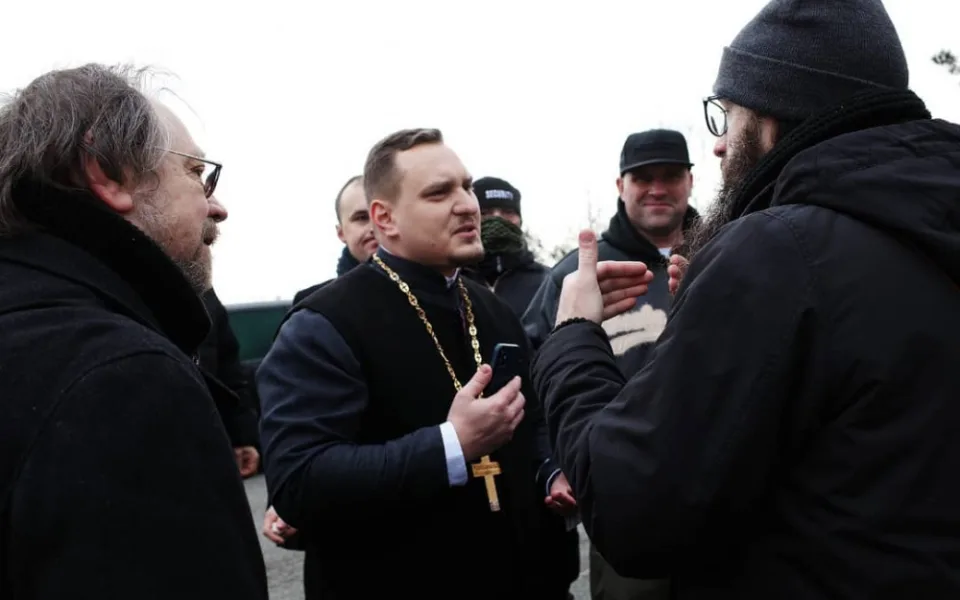 V Brně pokračují boje o pravoslavný chrám, věřící se střetli s ochrankou