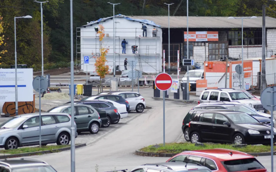 Parkoviště u nádraží v Bílovicích nad Svitavou
