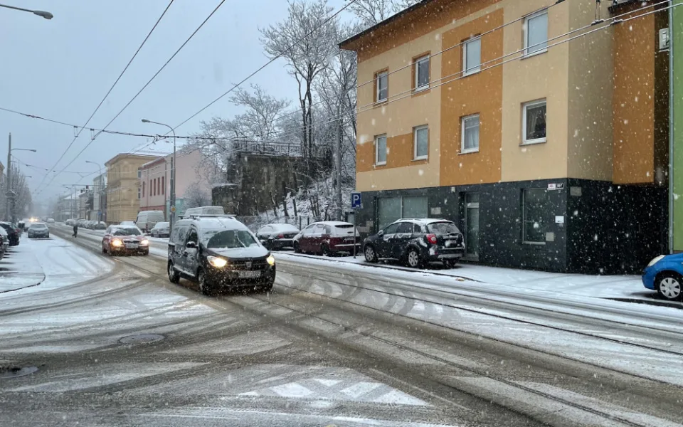 Komplikace hlásí také řidiči v Brně