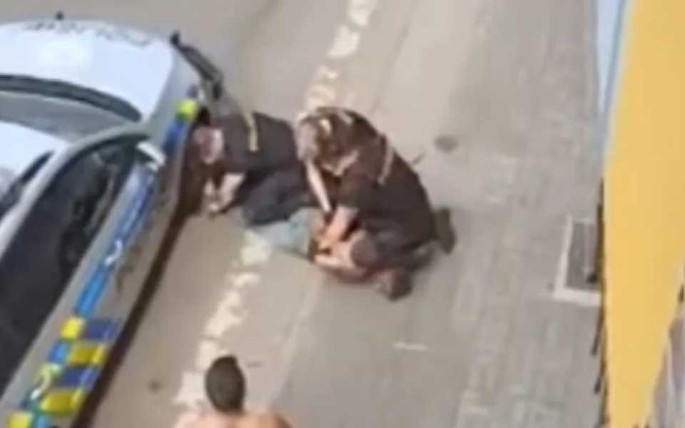 Zástupkyně ombudsmana: Policisté, kteří zaklekli v Teplicích Roma, chybovali