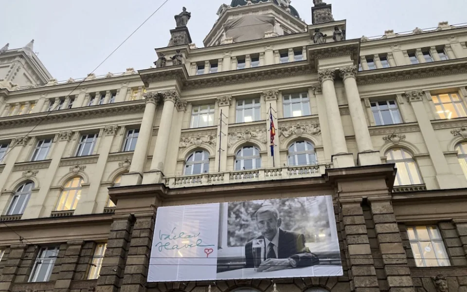 Na Brno shlíží Havel. Obří fotografie má připomínat prezidentův odkaz