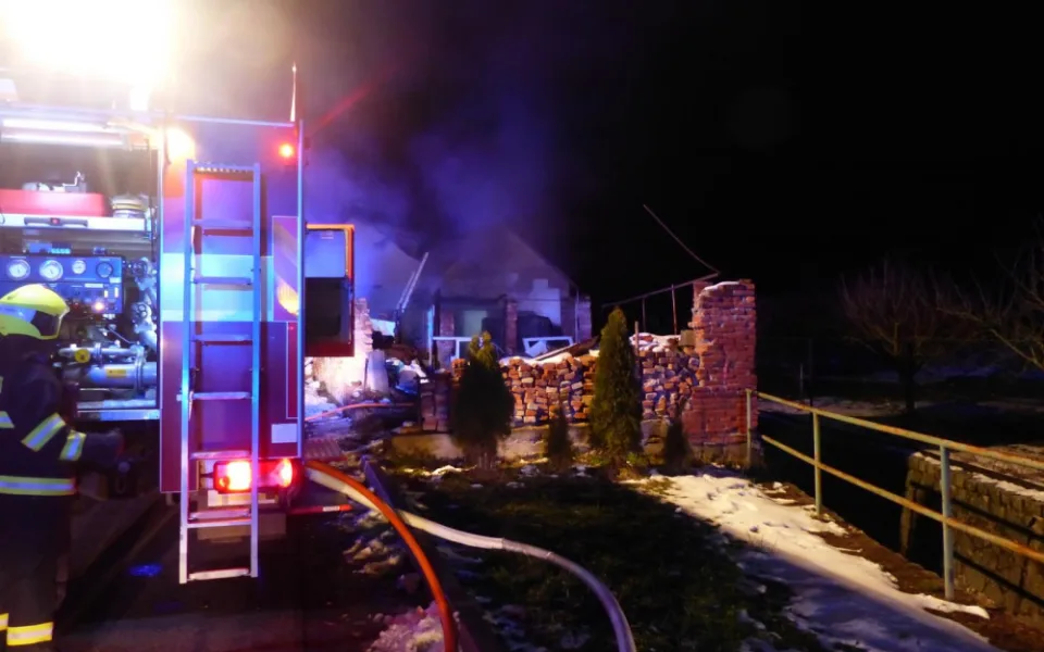 Při požáru rodinného domu na Vyškovsku zemřela žena