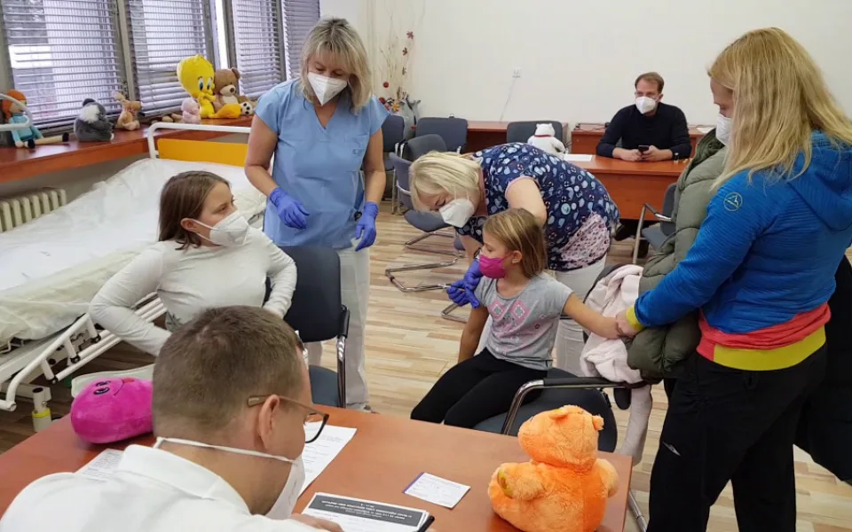 Sestry Ema (vlevo) a Ela si pro vakcínu s maminkou přijely do Brna až z obce Náklo na Olomoucku