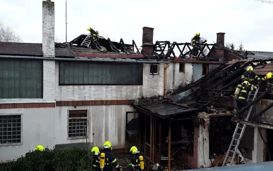 Dům na Brněnsku zničily plameny. Hasiči požár likvidovali sedm hodin